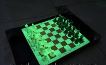 Шахматы светящиеся в темноте ― "Vgik - Вжик, магазин полезных вещей."